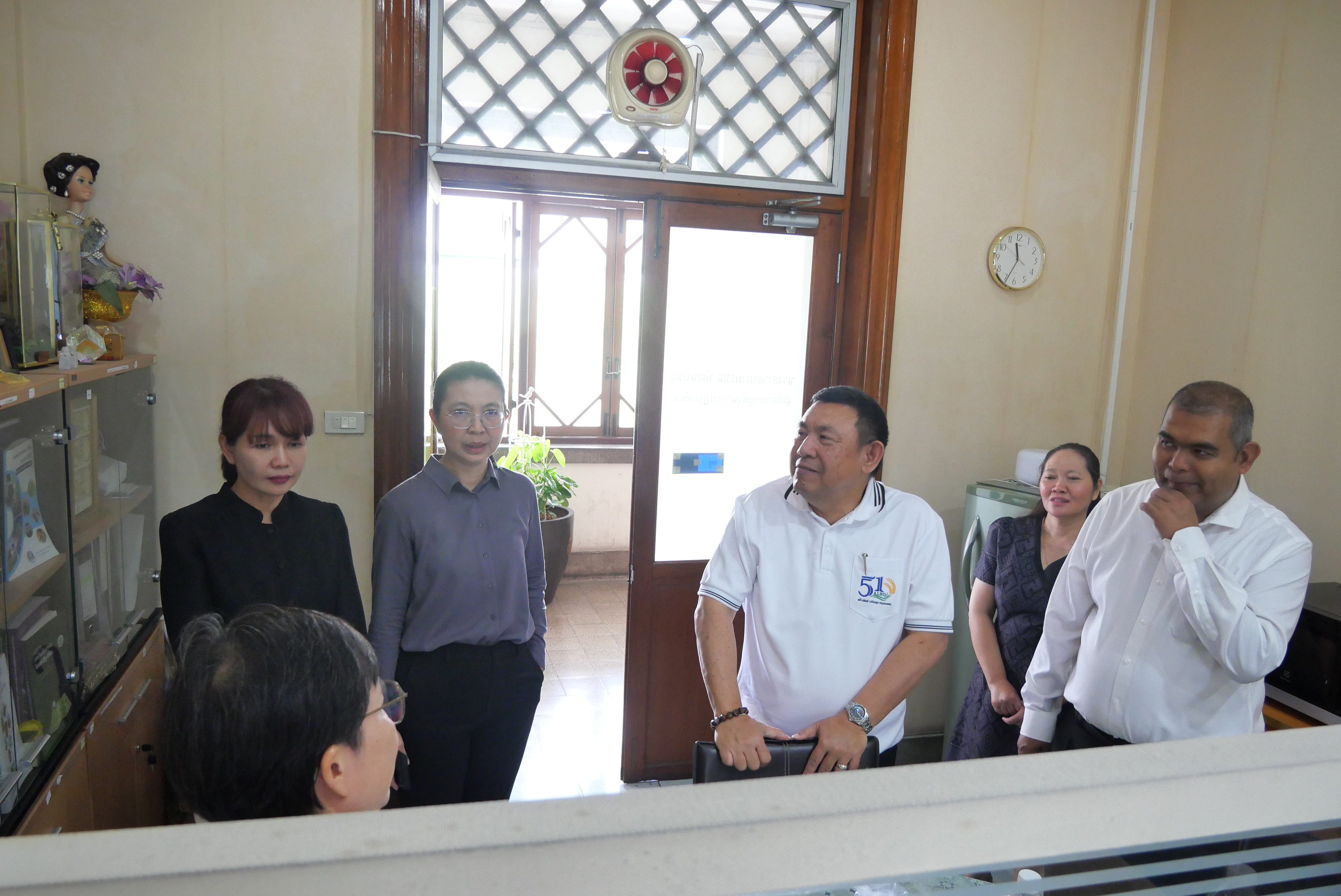 title - เลขาธิการ ส.ป.ก. ตรวจเยี่ยมบุคลากร ส.ป.ก. ถนนราชดำเนินนอก